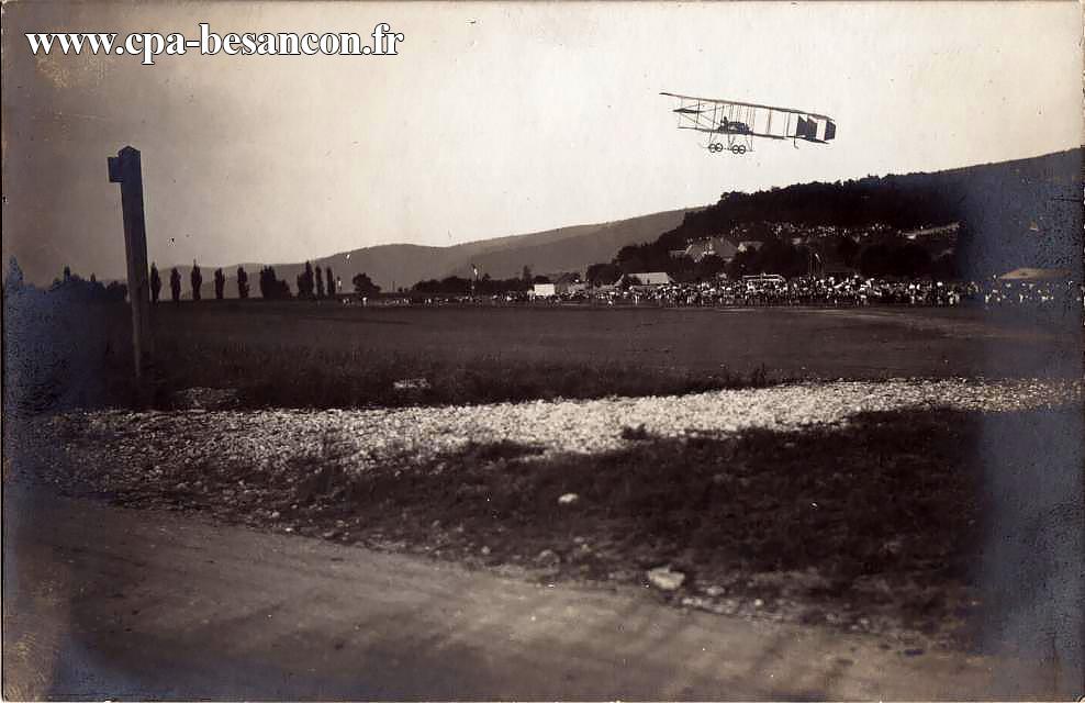BESANÇON-MEETING des 14, 15 et 16 juillet 1911 - Aérodrome de Palente. - Un vol de l Aviateur Martinet